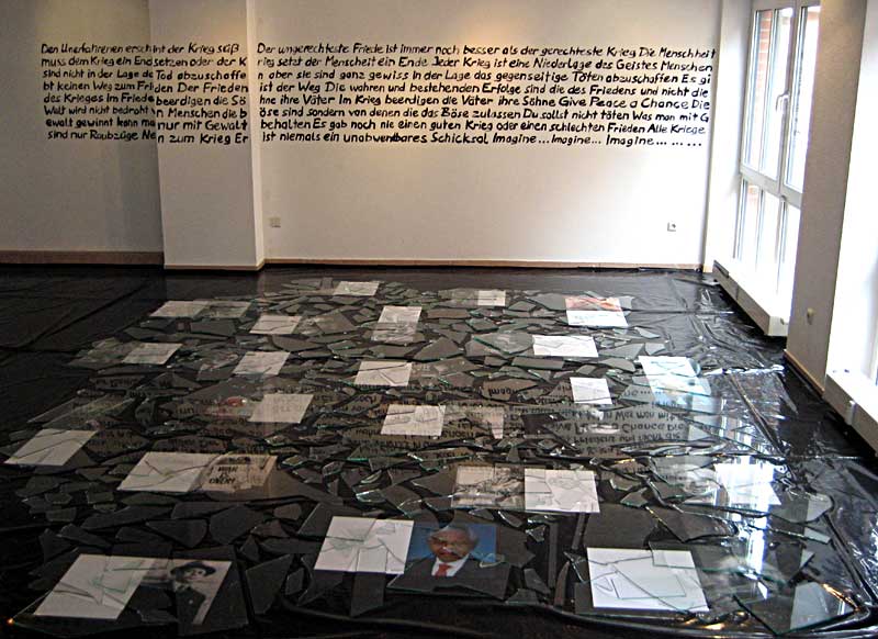 installation "Frieden aus Glas"
